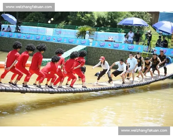 巨人吉祥物!克劳奇扮萌率业余队爆笑入场 巨人吉祥物!克劳奇扮萌率业余队爆笑入场