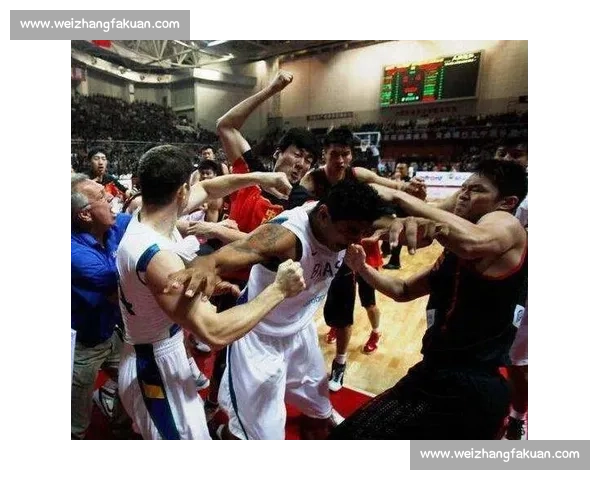 朱芳雨 2010 中巴群殴名场面：组合拳暴打巴西球员，一战封神！